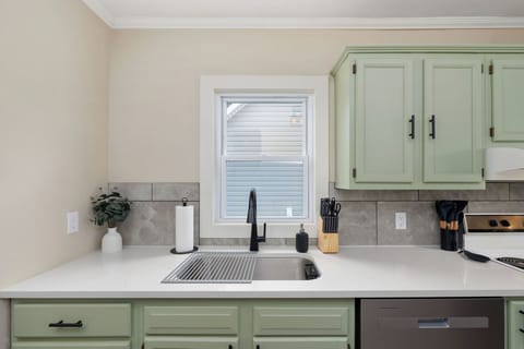 Sparkling clean and beautifully designed—your dream kitchen to cook and create! ✨