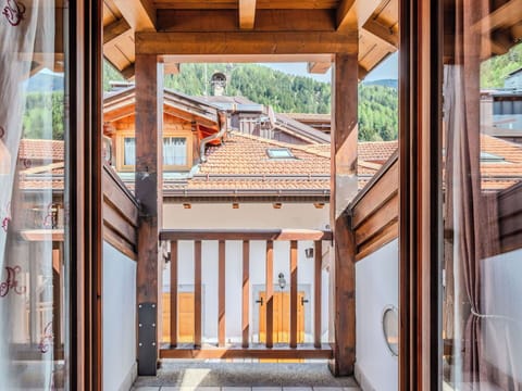 Wood, Door, Apartment, Wood Stain, Hardwood, Balcony, Shade, Daylighting, Lumber, Plank