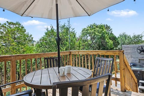 Upper deck with table & grill