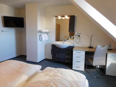 Double Room, Shared Bathroom | Individually decorated, individually furnished, desk, laptop workspace