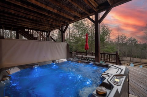 Golden Acres - Lower Level Deck Hot Tub