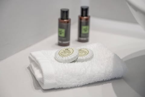 One-Bedroom Apartment with Patio | Bathroom | Free toiletries, hair dryer, slippers, towels