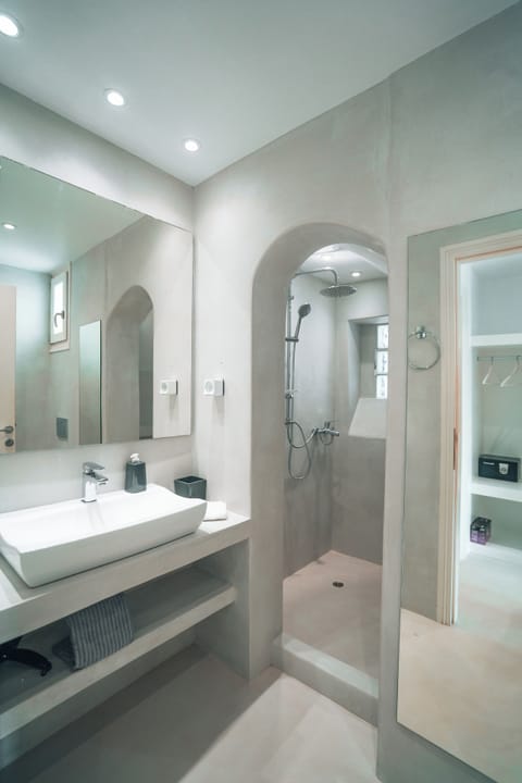 Family Room with Sea View (Pool Level) | Bathroom | Free toiletries, hair dryer, slippers, towels