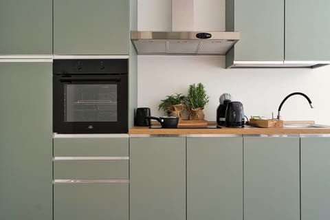 Angolo cottura con accessori per colazione, bollitore, macchina del caffè, tostapane