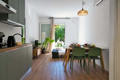 vista panoramica dell' appartamento , con giardino privato