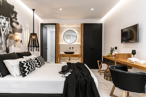 Deluxe suite 2 | In-room safe, blackout drapes, soundproofing, free WiFi