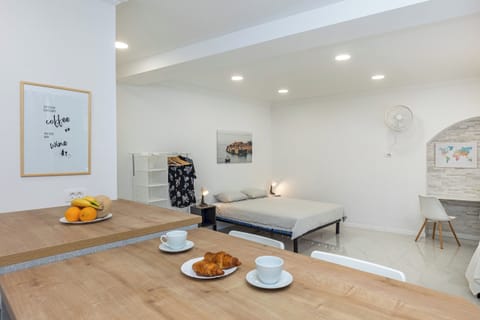 kitchen table,living room