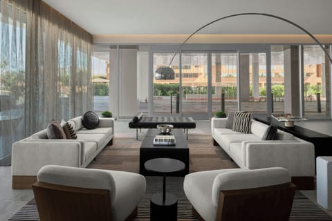 2 bars/lounges