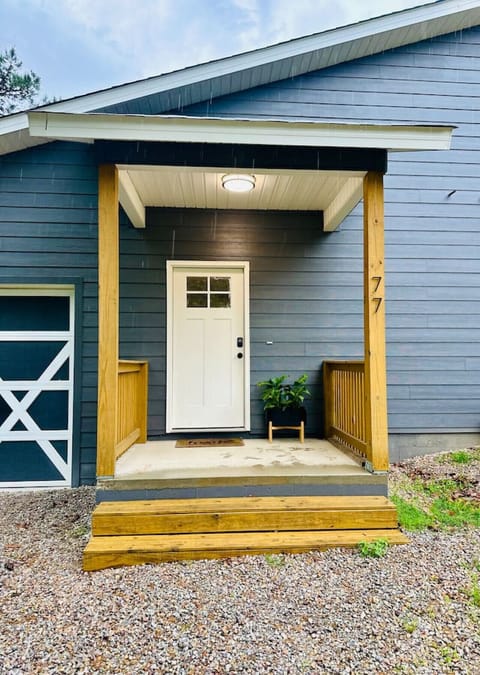 Welcome to The Deluxe Country Cabin in Hot Springs.