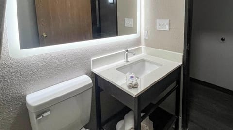 Combined shower/tub, towels