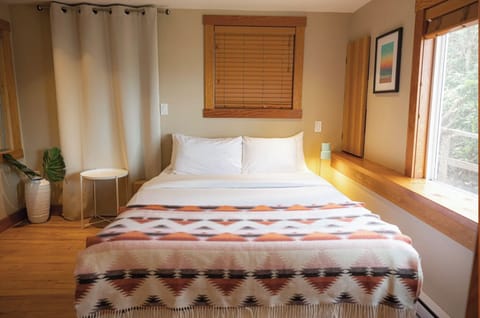 Garden Suite 5 - The queen room with a pullout | Free WiFi