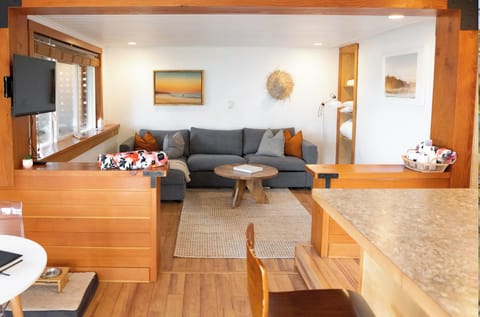 Garden Suite 5 - The queen room with a pullout | Living area