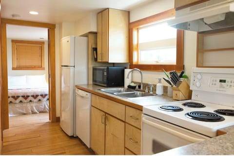 Garden Suite 5 - The queen room with a pullout | Private kitchen