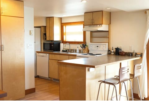 Garden Suite 5 - The queen room with a pullout | Private kitchen