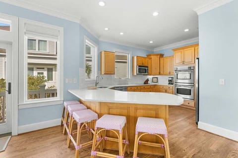 Kitchen with counter seating for 5