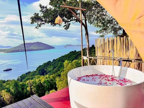 Outdoor spa tub