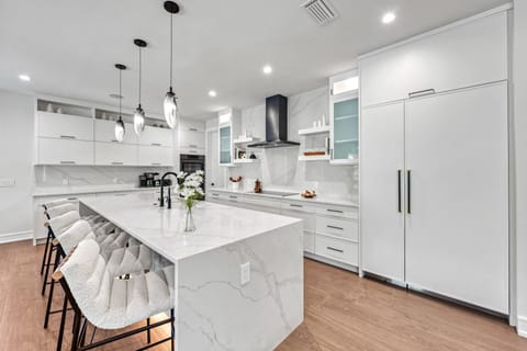 Start your mornings at the sleek kitchen island and every breakfast feels effortlessly luxurious.