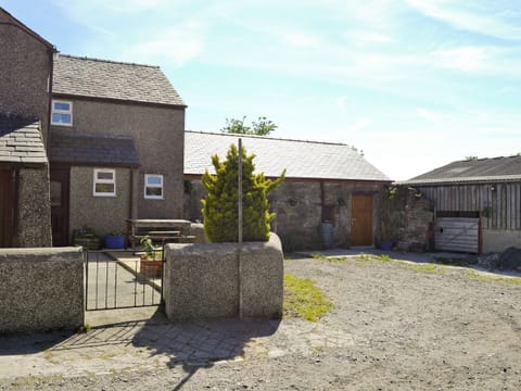 Exterior | Tanpencefn Mawr, Brynsiencyn