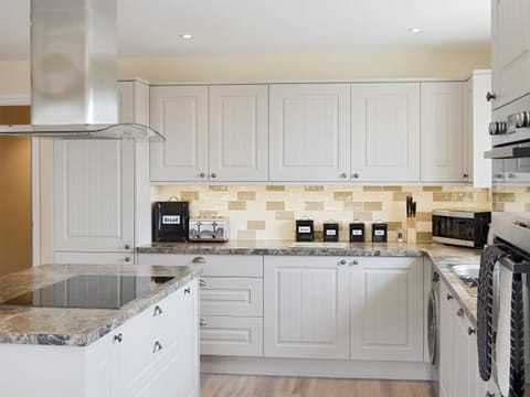 Well-equipped fitted kitchen | Old Dairy - Andover Lane Farm, Faberstown, near Andover