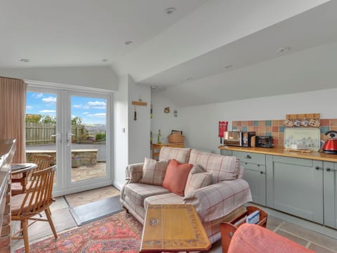 Hilltop Bothy, Alnwick