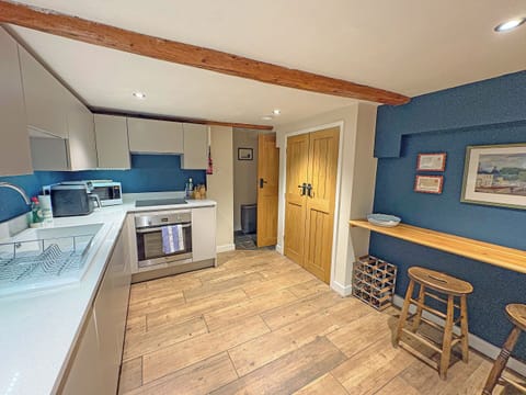 Large kitchen with air-fryer, microwave & oven | Windy Nook, Pooley Bridge