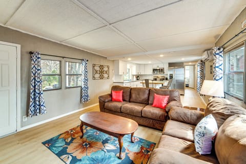 Malakoff Vacation Rental | 2BR | 2BA | 960 Sq Ft | 8 Steps to Enter