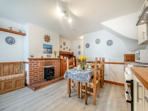 Kitchen/diner | 10 The Apostles - Apostle Cottages, Lochranza