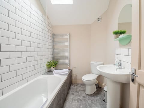 Bathroom | Y Cwtsh, Llandeilo