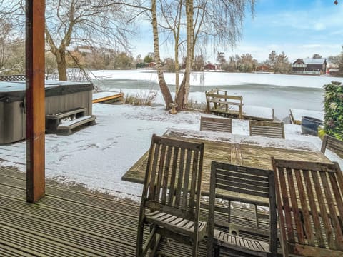 Hot tub | Avocet Lodge - Tattershall Retreats, Horncastle