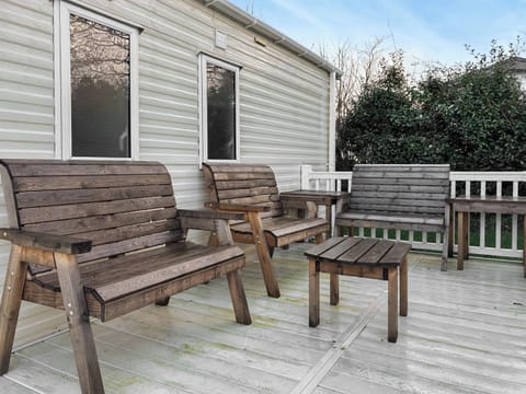 Sitting-out-area | Glencross Golf Village, Dunure, near Ayr