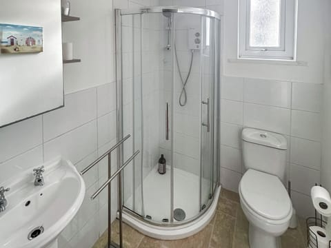 Bathroom | Driftwood - Seashore Apartments, Paignton