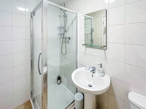 Bathroom | Sea Haven - Seashore Apartments, Paignton