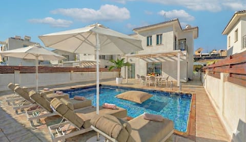 .Villa   pool