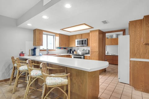 Eat-in kitchen bar seating