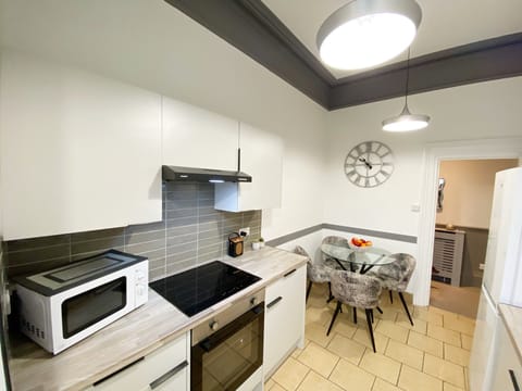 Redcliffe Apartment B, Torquay  - Kitchen