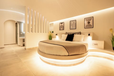 Honeymoon Suite | Premium bedding, in-room safe, soundproofing, travel crib