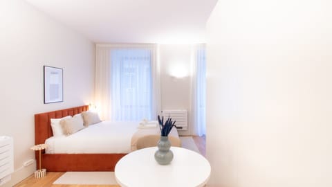 Spacious bedroom with large windows and soft natural light, blending warm tones with clean design.
#CalmInterior #DesignStay #PortoApartment #ComfortAndStyle