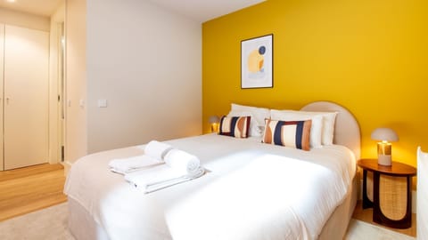 Bright and serene bedroom with en-suite bathroom, featuring warm tones and bold accent wall for a stylish touch.
#PortoStay #DesignApartment #LovelyStay #DuplexLiving