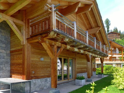 Plant, Property, Building, Wood, Tree, Architecture, Interior Design, Sky, Window, Beam