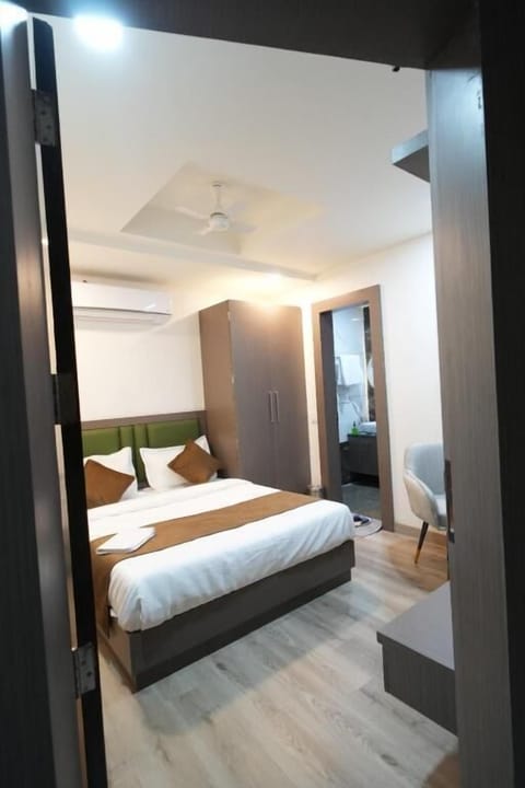 Desk, laptop workspace, soundproofing, free WiFi