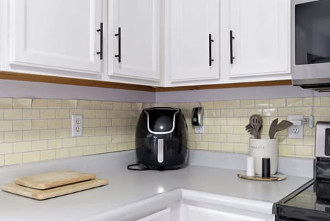Kitchen: Modern, clean, and thoughtfully designed, this kitchen offers everything you need for a comfortable stay.