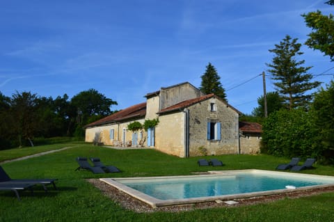 Tinteillac front facade and pool