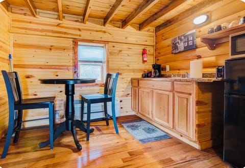 Shady Oaks Kitchenette with Pub Table n chairs
