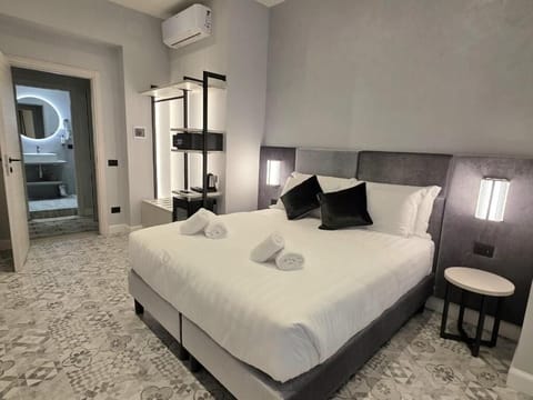 Superior Double or Twin Room, Courtyard View | Minibar, in-room safe, desk, blackout drapes