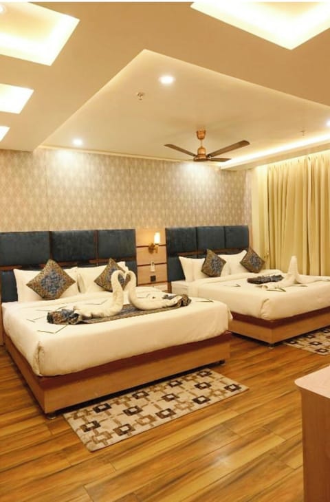 Family Double Room, Air conditioning | Hypo-allergenic bedding, desk, soundproofing, free WiFi