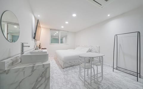 Free WiFi, bed sheets