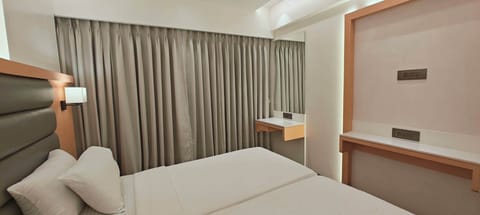 Luxury Double Room Single Use | Desk, laptop workspace, iron/ironing board, free WiFi