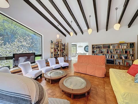 Furniture, Interior Design, Wall, Flooring, Ceiling, Couch, Floor, Living Room, Room, Architecture