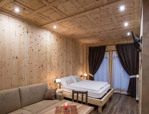 Romantic Studio, Courtyard View | Down comforters, in-room safe, cribs/infant beds, free WiFi