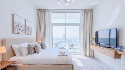 Deluxe Studio, 1 King Bed, Balcony, City View | Free WiFi, bed sheets